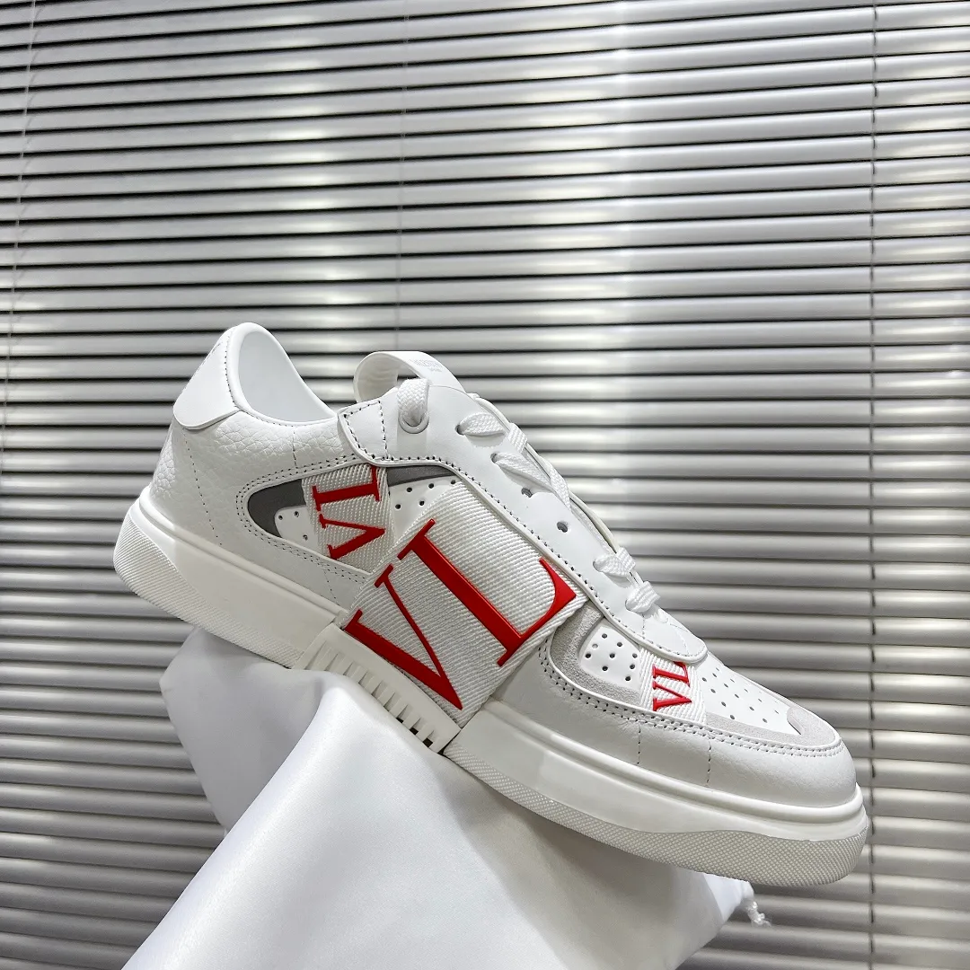 👟👟Ex-factory price 600👟👟 Valentino ONE STUD calfskin lace-up sneakers. Soft suede low-top sneakers, classic and versatile, couple's sneakers, special goods, worth buying! A pair of simple shoes with unique details will save you from the difficulty of dressing. OneStud sneakers, with quilted plaid and oversized rivets, create an eye-catching punk style and get rid of the heavy feeling of this season's clothing. Upraise calfskin derby shoes, with exquisite leather construction and simple silhouette, and smooth lines set the tone of coolness, are a versatile item in the wardrobe. There are more Valentino boutique shoes waiting for you to unlock! It’s time to get the shoes you’ve been coveting for a long time! Officially on sale 7,+++ - Seven straps, decorated with metallic rubber effect. Decoration on the back and tongue. Size 35-44.